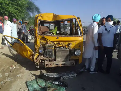 Heavy collision between school 