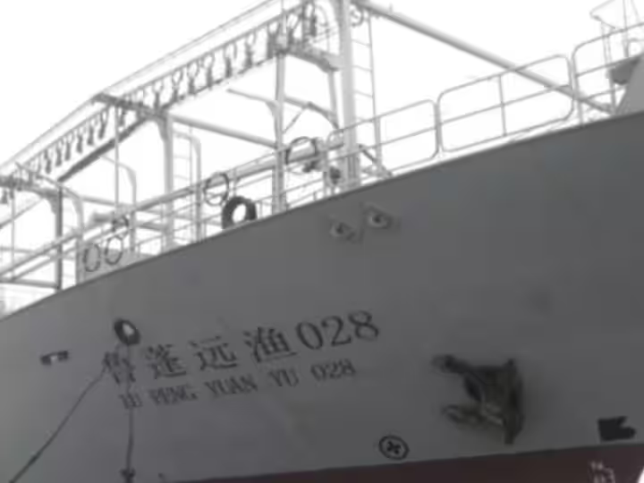 Chinese fishing boat sinks
