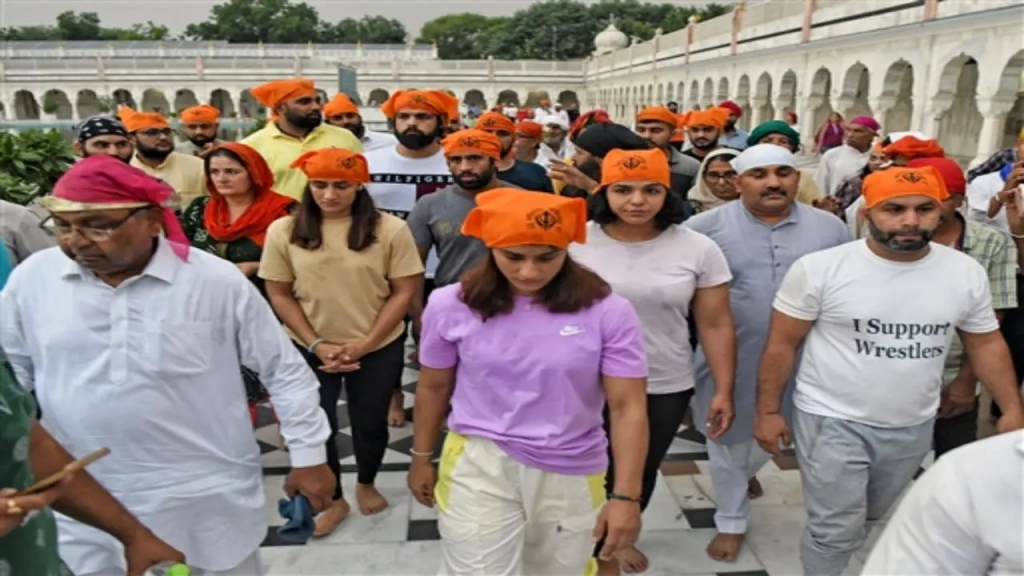 Wrestlers go to Bangla Sahib