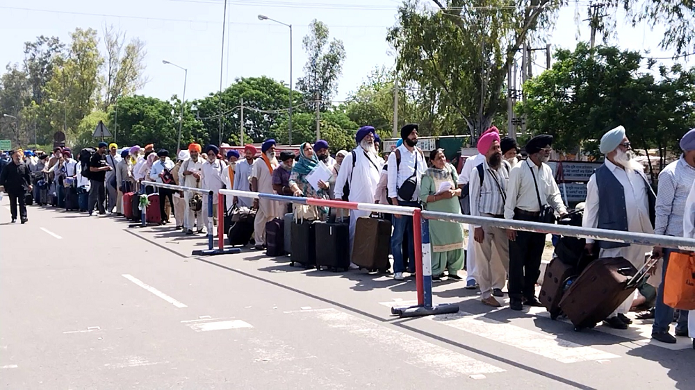 ਅਟਾਰੀ-ਵਾਹਘਾ ਬਾਰਡਰ ‘ਤੇ ਰੋਕਿਆ ਗਿਆ ਸਿੱਖ ਸ਼ਰਧਾਲੂਆਂ ਦਾ ਜਥਾ, 27 ਨੂੰ ਨਹੀਂ ਮਿਲੀ PAK ਜਾਣ ਦੀ ਇਜਾਜ਼ਤ